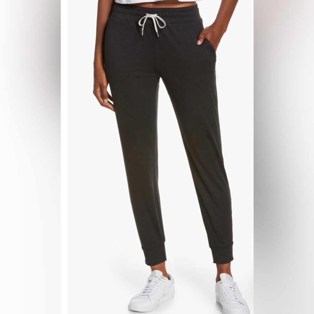 Vuori Women's Performance Jogger in Black Heather